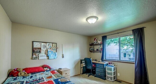 Building Photo - Spacious home in a fabulous location!