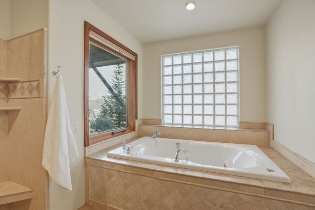 Building Photo - Beautiful 3-Bedroom Home Above Miller’s Landing with River and Mountain Vistas
