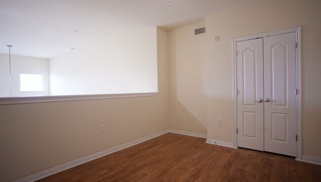 Building Photo - Large 3/2 with Rooftop Pool Walking Distance to UT Austin