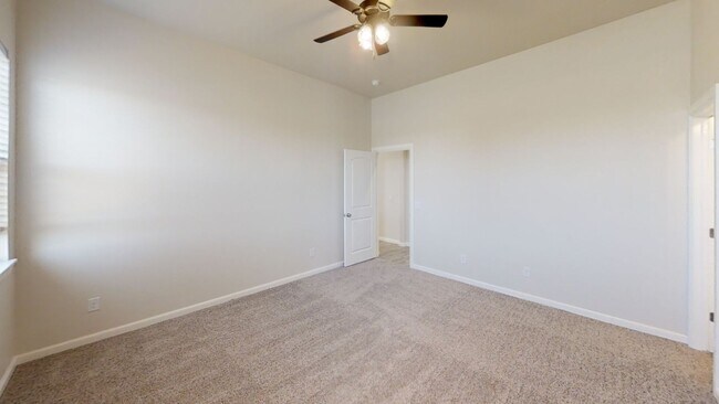 Building Photo - 3 bed 2 bath on West side Norman in gated ...