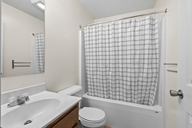 Building Photo - 3-Bedroom in Town of Farmville with Privacy and Convenience!