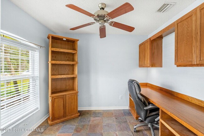 Building Photo - 413 Grenadier Ave NW