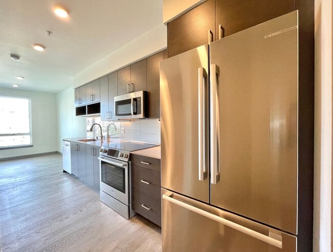 Building Photo - Modern Home For Rent