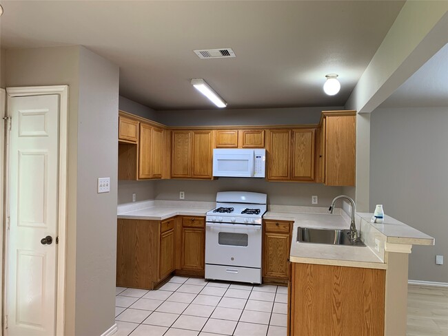 Building Photo - 5739 Wandering Creek Dr