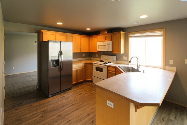 Building Photo - 4 Bed/2.5 Bath House in West Pasco