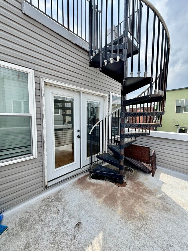 Building Photo - 640 Emily St