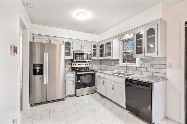 Building Photo - Beautiful 4 Bedroom and 2 Bathroom House in Independence