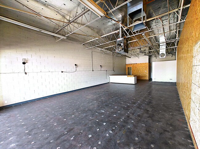 Building Photo - 3390 S Market St
