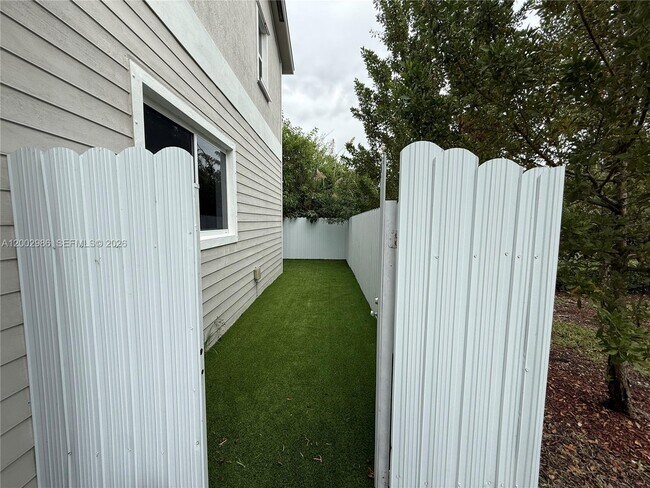 Building Photo - 1743 SE 9th Terrace