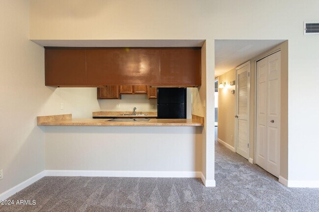 Building Photo - 1402 E Guadalupe Rd