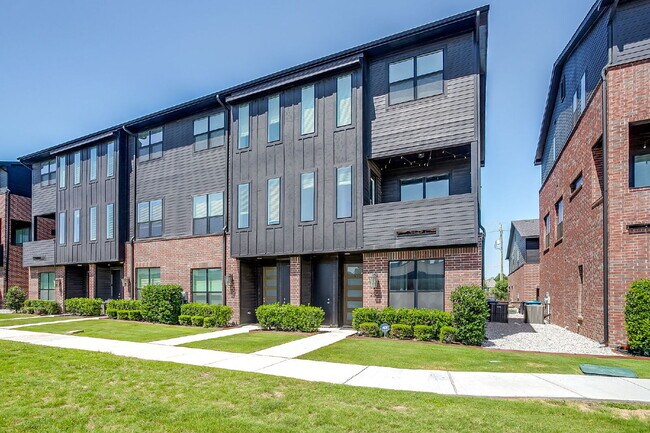 Building Photo - New Modern Townhome Just Steps Off TCU Cam...