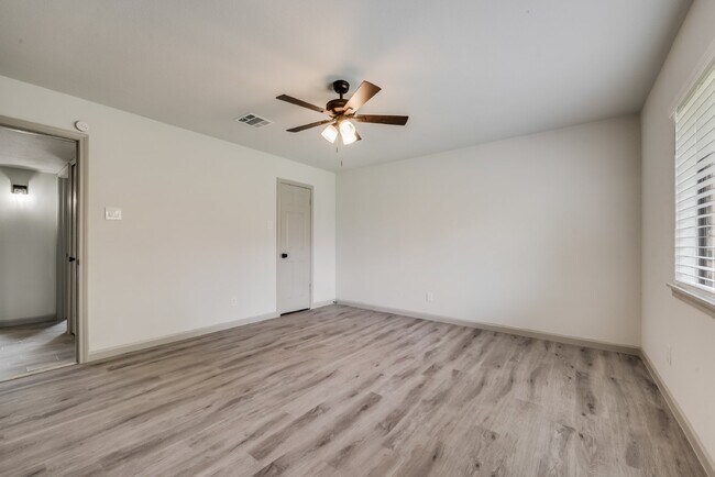 Building Photo - Charming 3-Bedroom Home with 2 Full Baths ...