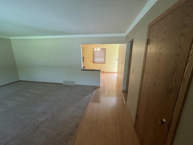 Building Photo - S90W22665 Loretto Ln