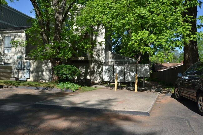 Building Photo - 1605 Merry Oaks Rd