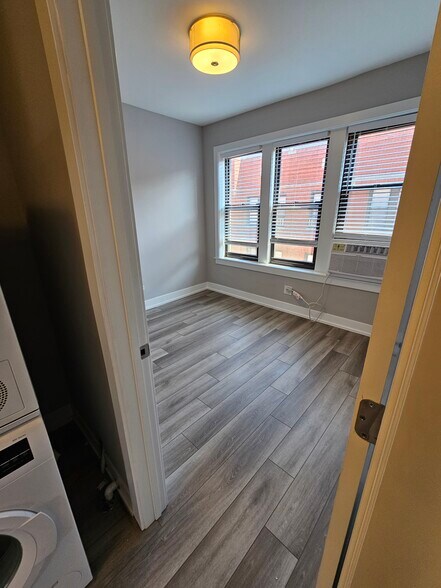 Building Photo - 3931 N Janssen Ave