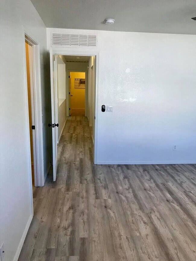 Building Photo - Spacious 3-bedroom plus den in North Phoenix