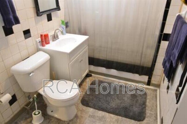 Building Photo - 906 Laurel St