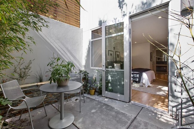 Building Photo - 2BR/2.5BA Stunning Noe Valley Condo, w/Pri...