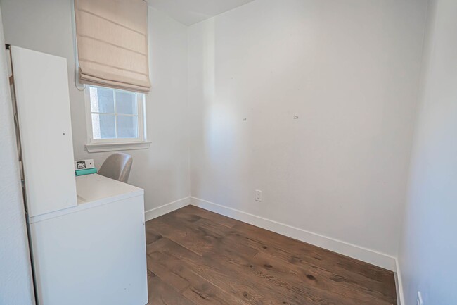 Building Photo - Spectacular 5-Bedroom Home with Private Po...