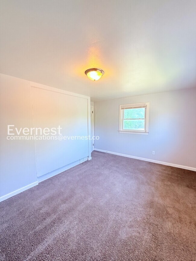 Building Photo - Charming Townhome with Driveway and Street Parking | Pet friendly | Available Now!
