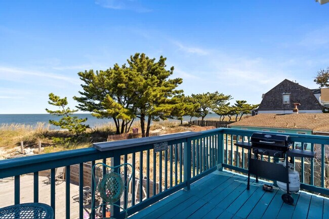 Building Photo - 9714 11th Bay St