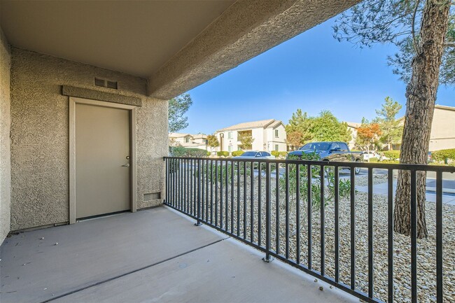 Building Photo - GATED 1ST FLOOR 2 BED, 2 BATH TOWNHOME IN ...