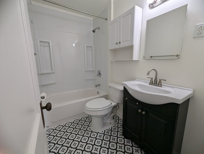 Building Photo - 411 E School St