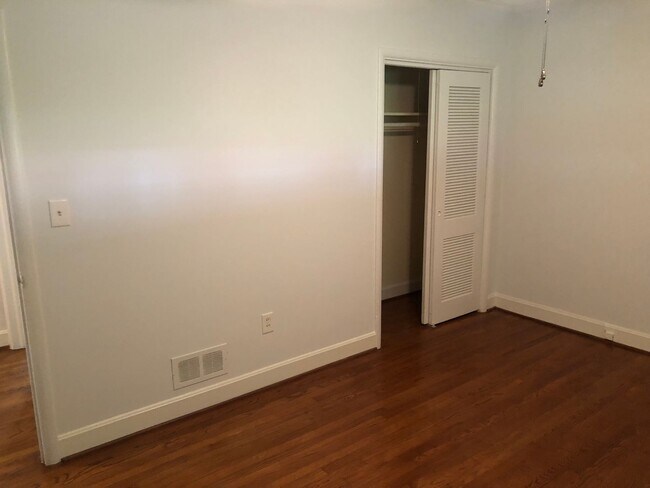 Building Photo - Byerly &amp; Paddock Duplex