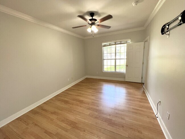 Building Photo - University View Condo, Gated 2 Bedroom Condo For Rent, Near LSU