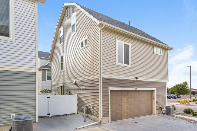 Building Photo - 18592 E 47th Dr