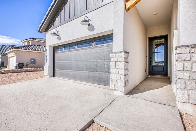 Building Photo - Beautiful East side House 4 bed-2.5 baths, part of The  Club that includes Swimming Pool, Gym, Te...