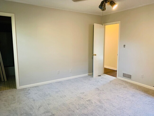 Building Photo - Spacious Three Bedroom/Three Bath Ranch in...