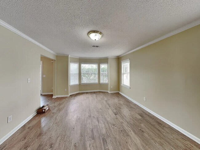 Building Photo - 408 Leafmore Rd SW