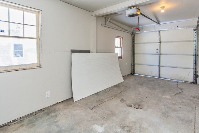 Building Photo - Large 3 Bedroom, 2 Bathroom - Pyramid Properties