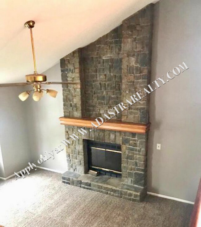 Building Photo - Beautiful 3 Bed/2 Bath Split-Level in Lee'...