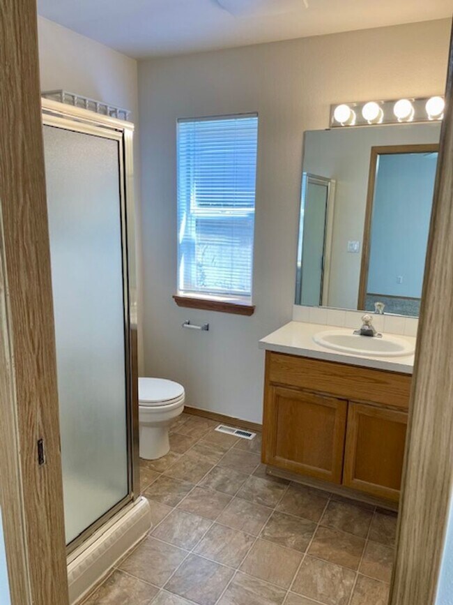 Building Photo - Charming 3-Bedroom Home with Open Layout & Fenced Yard!