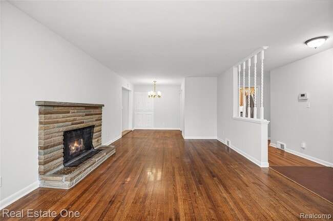 Building Photo - 2360 Pine View Dr