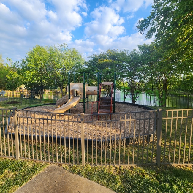 Building Photo - 2250 Humphreys Dr