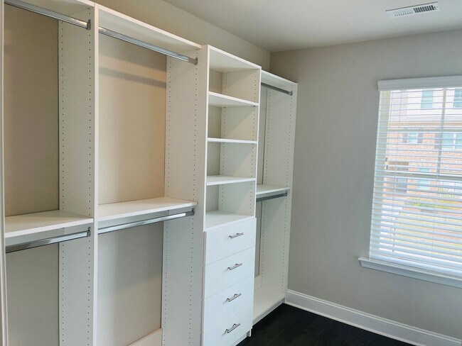 Building Photo - Wow! 4 bedroom 2.5 bathroom in Suwanee! Must See!!