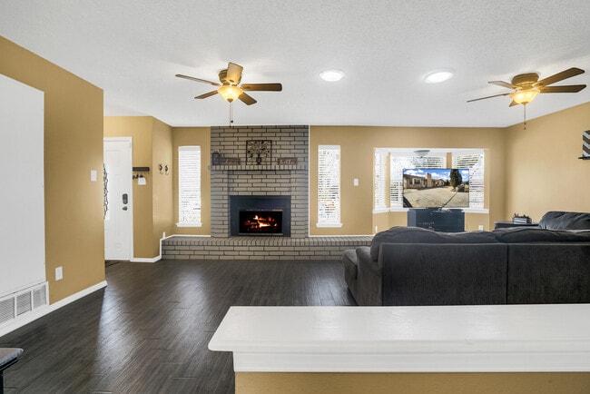 Building Photo - 5664 Longview Dr