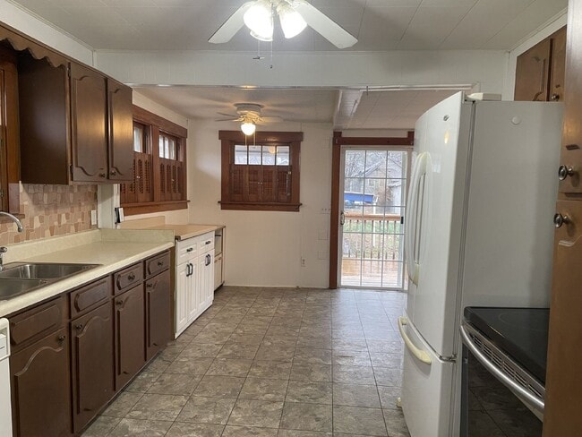 Building Photo - Charming 3 Bedroom Home with Hardwood Floo...