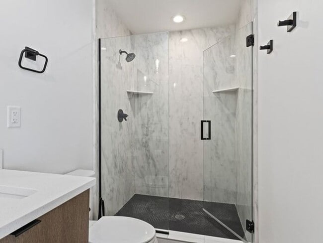 Building Photo - Downtown Beautiful 4 bed, 4 bath town-home