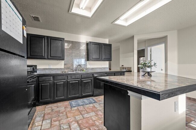 Building Photo - 2105 Capstan Dr