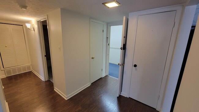 Building Photo - Clean Two Bedroom Condo For Rent