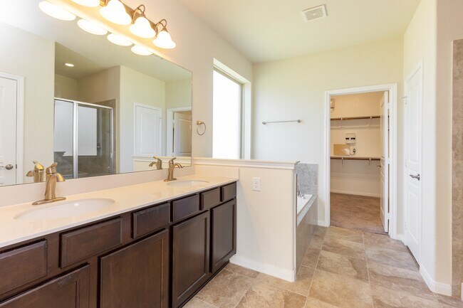 Building Photo - 10 Log House Ct