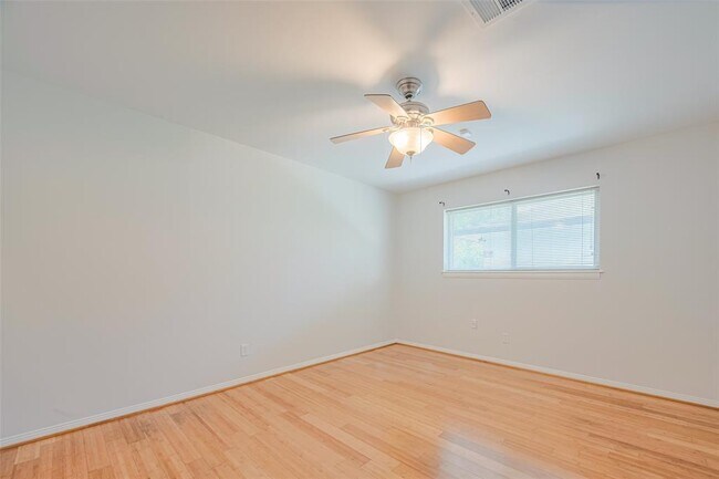 Building Photo - 5115 Kingfisher Dr