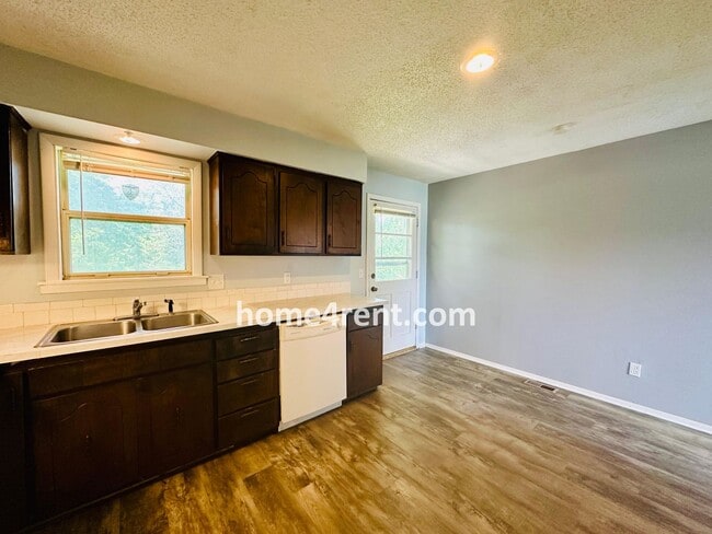 Building Photo - Raised Ranch Style Home in KCK w/ a Finished Basement and Conveniently Located Near I-635!