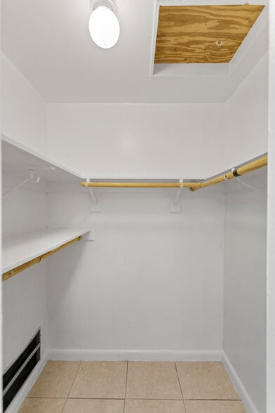 Building Photo - 1831 SW 97th Ter