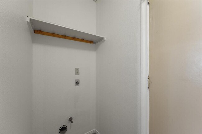 Building Photo - 32 N Pathfinders Cir