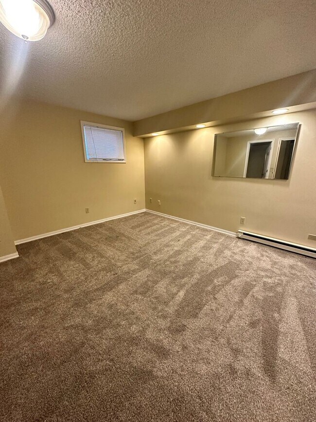 Building Photo - 4 Bedroom Condo near campus